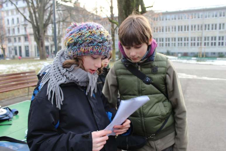Die Kinder wurden in drei Gruppen eingeteilt, jede forschte an einem anderen Platz in der Stadt. (Foto: Pro Natura Luzern)