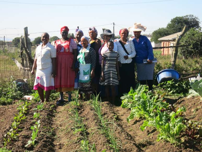 Die Gruppe Thando Lheto in ihrem Garten.