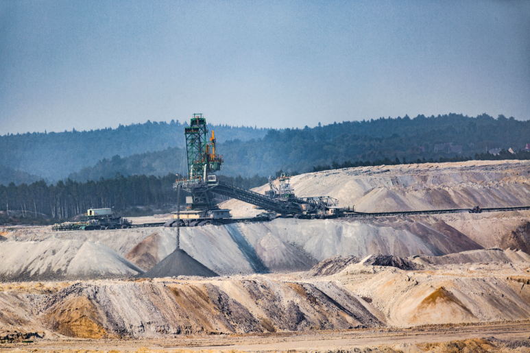 Mit grossen Maschinen werden die Bodenschätze in der Mine abgetragen. 