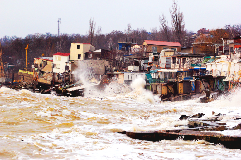 Hochwasser kann ganze Dörfer überfluten und zerstören.  Bildquelle: naka, aquatarkus, sawitreelyaon, nirutft / Adobe Stock