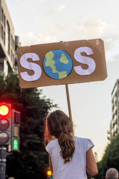 Kind mit Klimaschild SOS