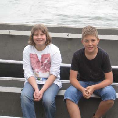 Die beiden 12-Jährigen sind gerne auf dem Rhein unterwegs.