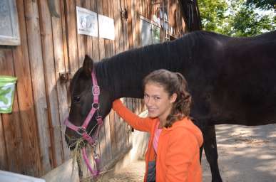 Die 11-jährige Jana verbringt gerne Zeit mit Pferden.