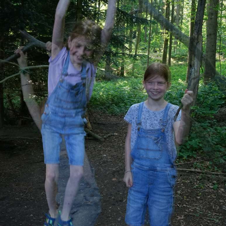 Mia und Lynn sind in Aktion im Wald. 
