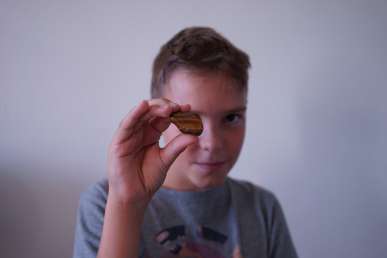 Der elfjährige Neo zeigt seine Edelsteinsammlung.