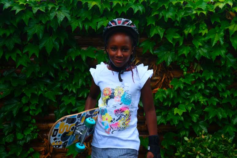 Die 8-jährige Mariam mit ihrem Skateboard.