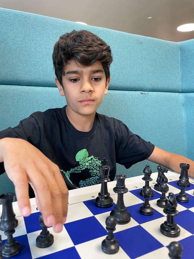Der 9-jährige Ian spielt konzentriert Schach.