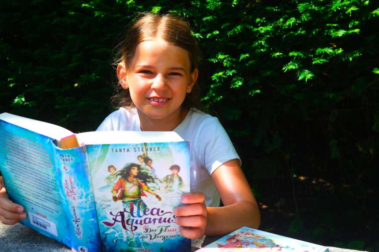 Die 8-jährige Valentina liest gerne auch dicke Bücher.