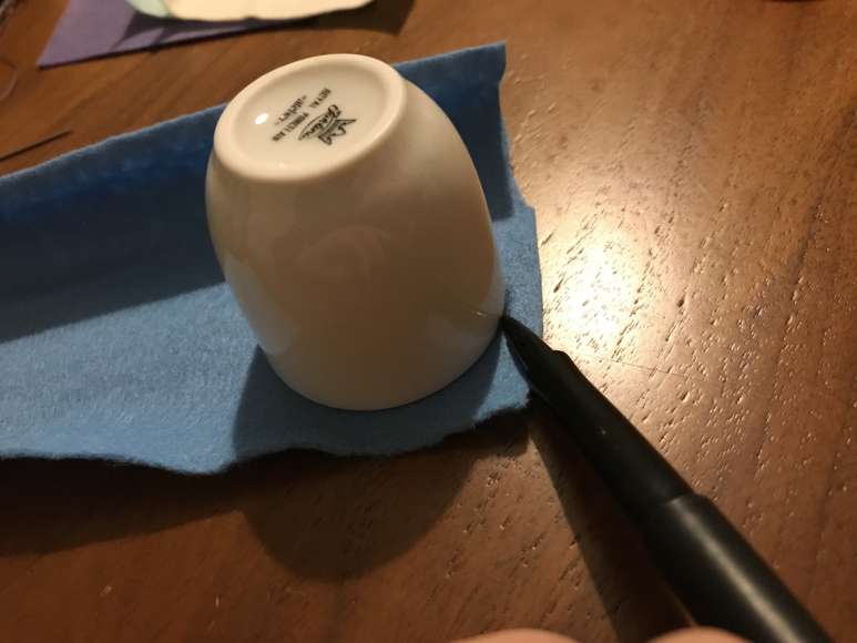 Mit einem Eierbecher malst du Kreise auf den Filz.
